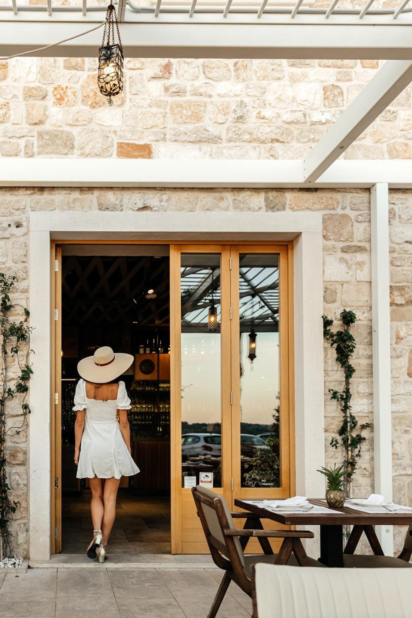 Armerun Heritage Hotel & Residences シベニク エクステリア 写真