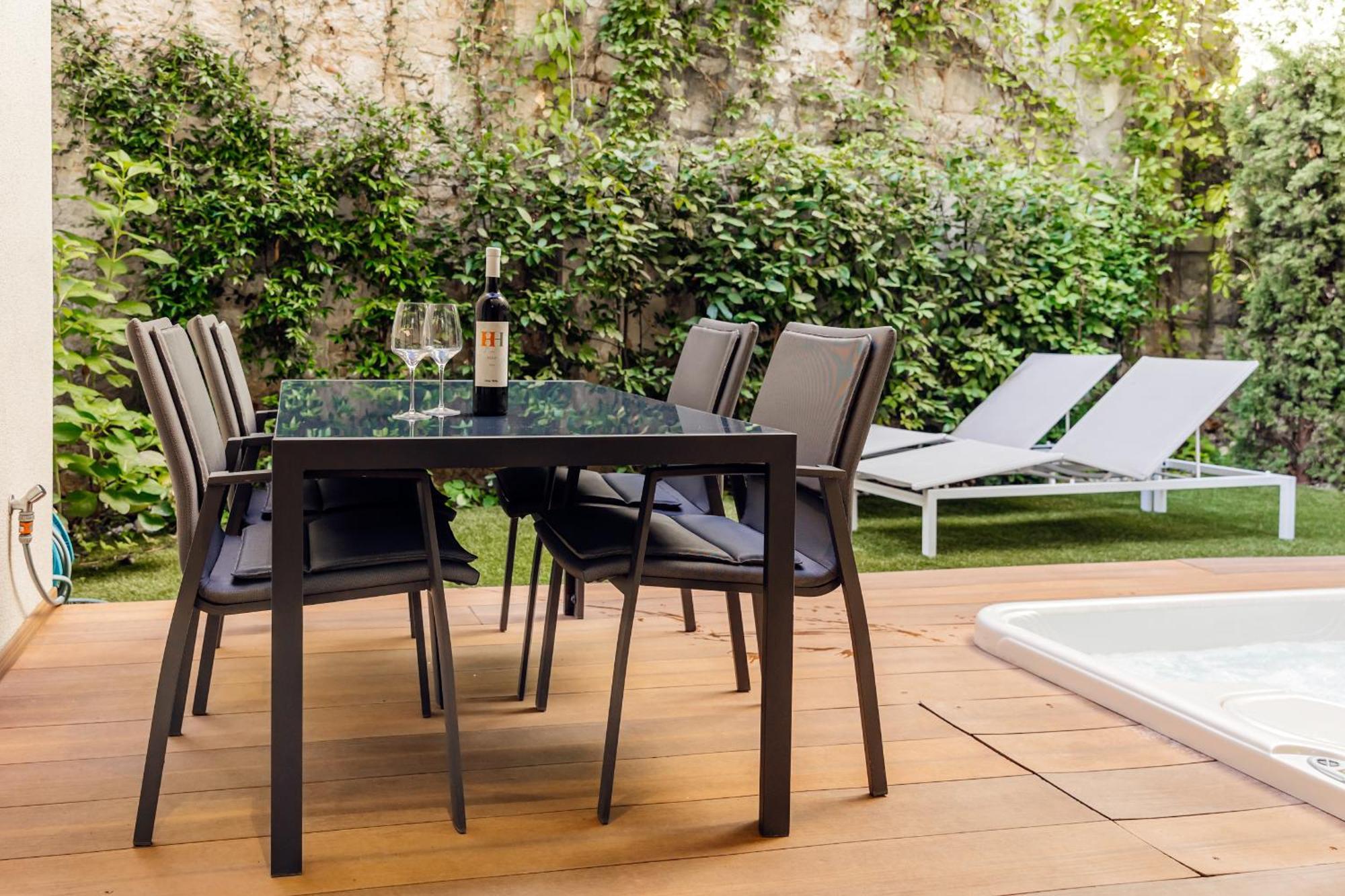 Armerun Heritage Hotel & Residences シベニク 部屋 写真