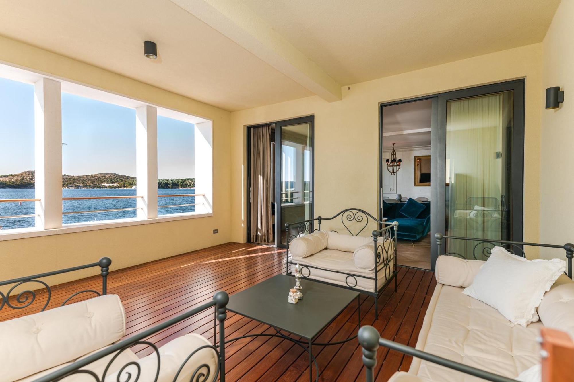 Armerun Heritage Hotel & Residences シベニク 部屋 写真
